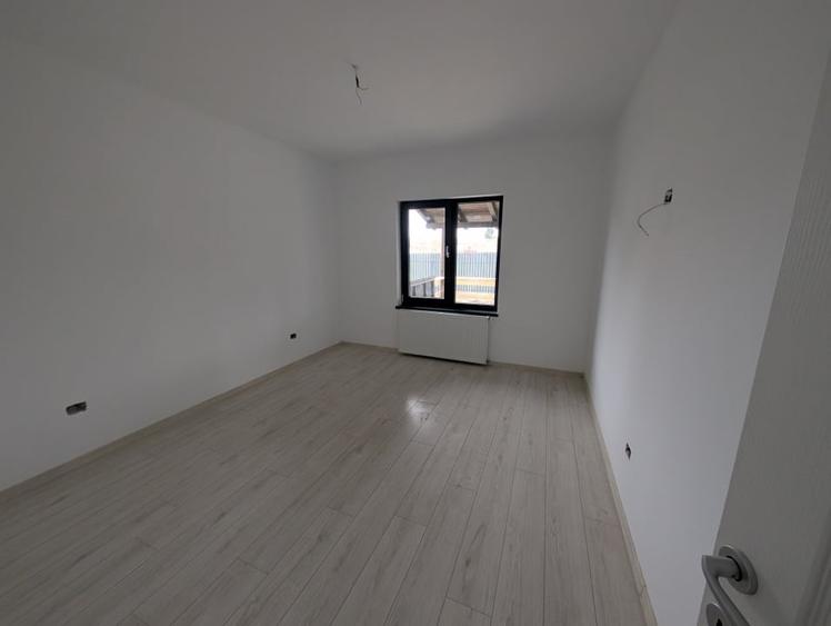 Casă individuală cu 4 camere cu Canalizare în Central
