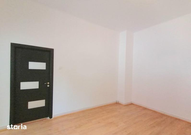 Casă cu 5 camere cu Teren 270 Mp în Vatra Luminoasă