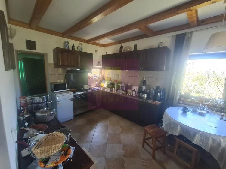 Casă cu 5 camere cu Teren 2177 Mp în Ghioșești