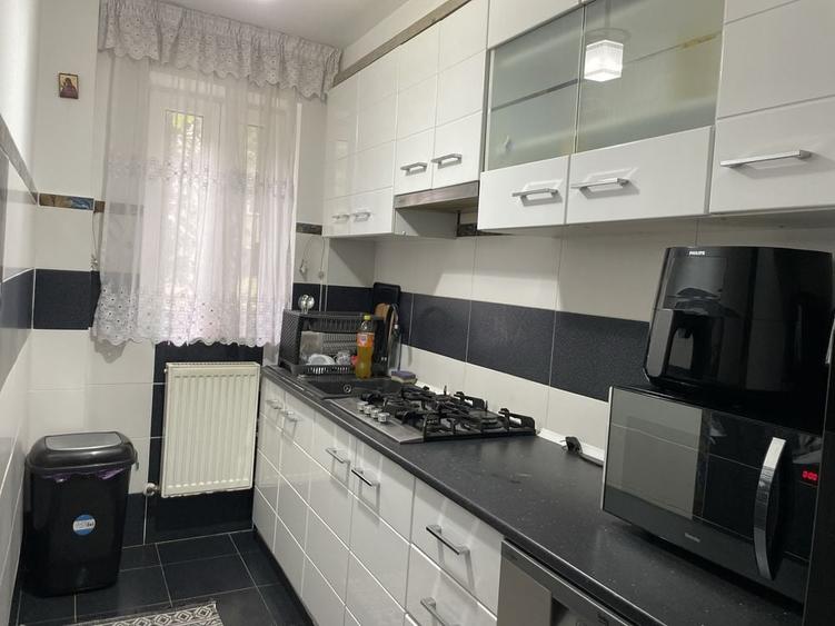 Apartament cu 3 camere semidecomandat în Ceardac