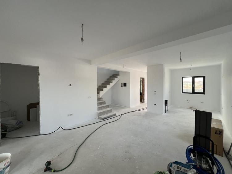Duplex cu 4 camere cu Canalizare în Urseni