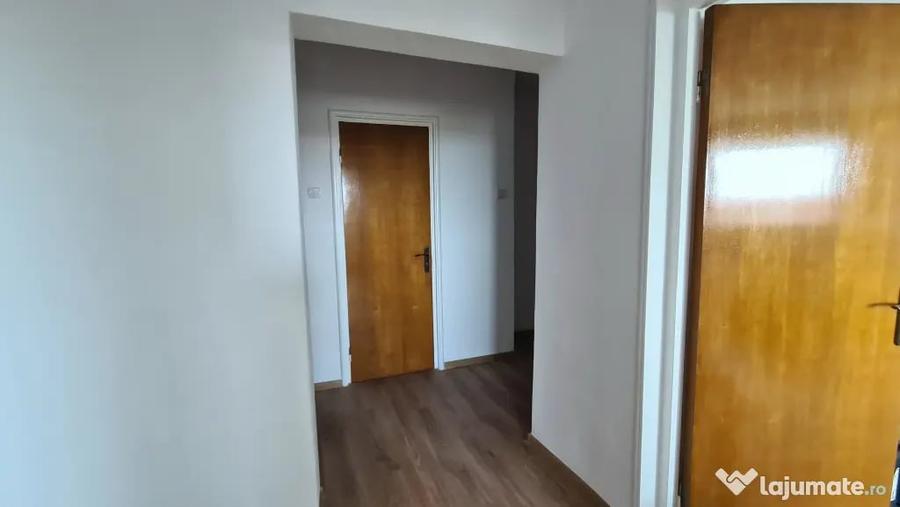 Apartament cu 3 camere decomandat în Sud