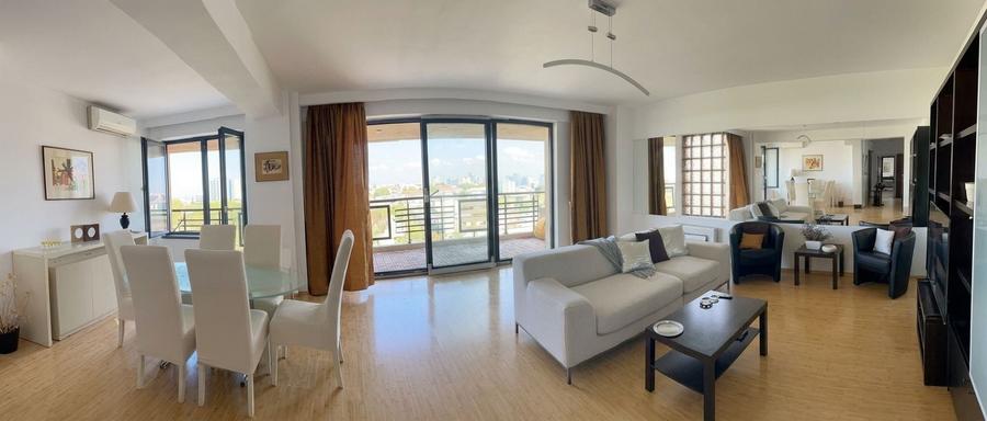 Apartament cu 4 camere decomandat în Central