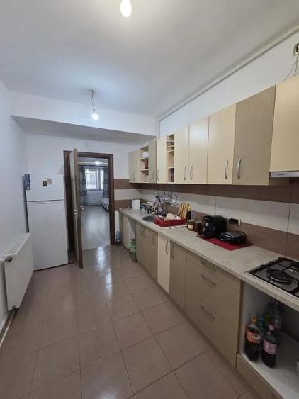 Apartament cu 3 camere decomandat în Tractorul