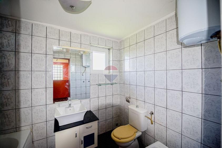Casă individuală cu 5 camere cu Teren 490 Mp în Central