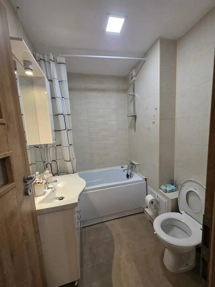 Apartament cu 3 camere semidecomandat în Fizicienilor