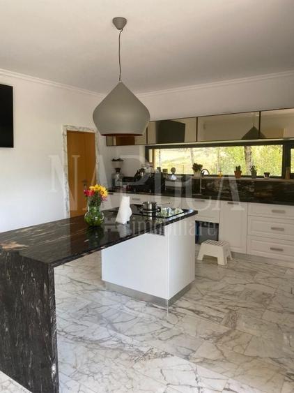 Casă individuală cu 8 camere cu Garaj în Borhanci
