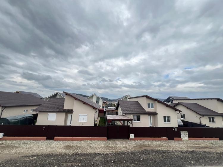 Duplex cu 4 camere cu Canalizare în Sânpetru