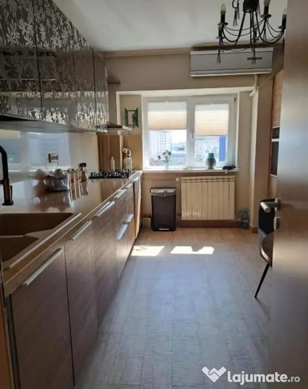 Apartament cu 4 camere semidecomandat în Calea Victoriei