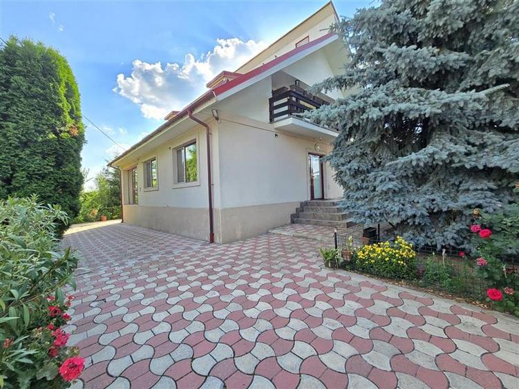 Apartament cu 5 camere decomandat, mobilat în Cug