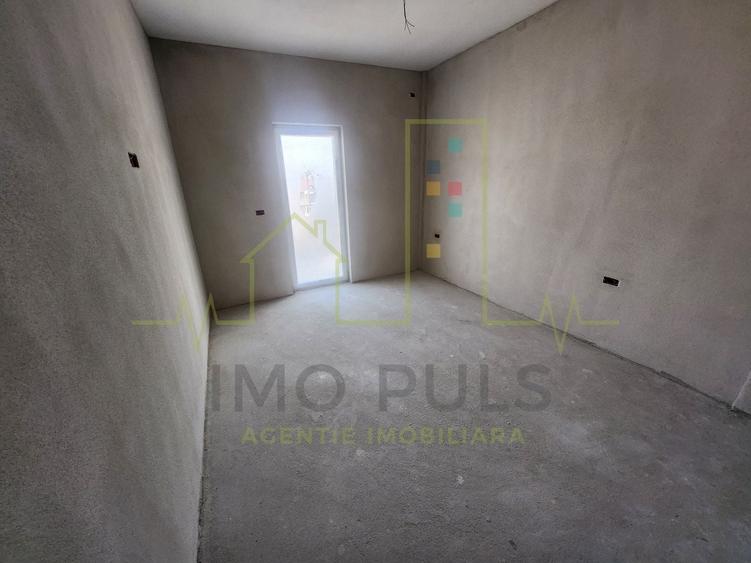 Apartament cu 3 camere semidecomandat în Girocului