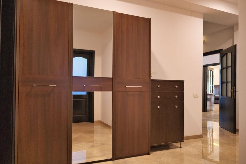 Casă individuală cu 10 camere cu Canalizare în Central