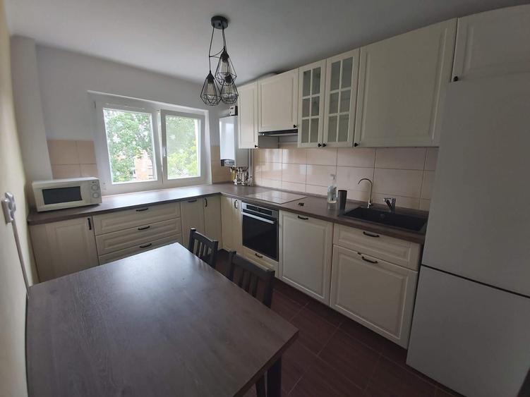 Apartament cu 3 camere semidecomandat în Central