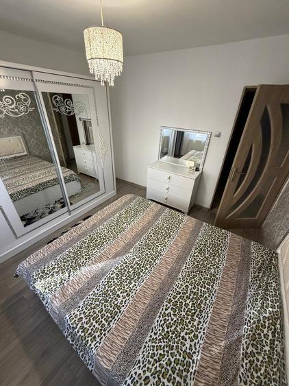Apartament cu 3 camere semidecomandat în Girocului