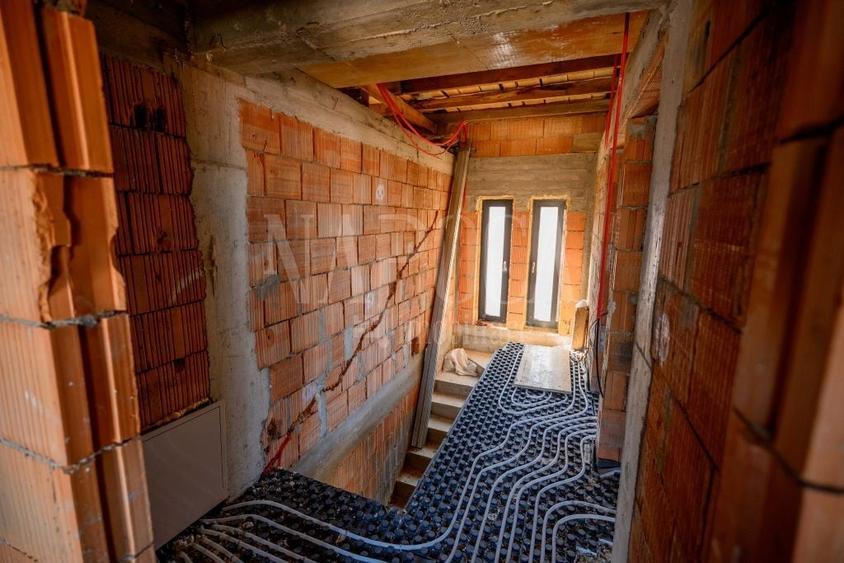 Duplex cu 3 camere cu Canalizare în Chinteni