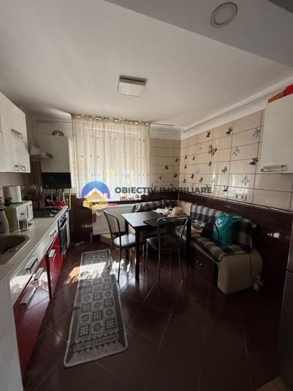 Apartament cu 4 camere semidecomandat în Precista