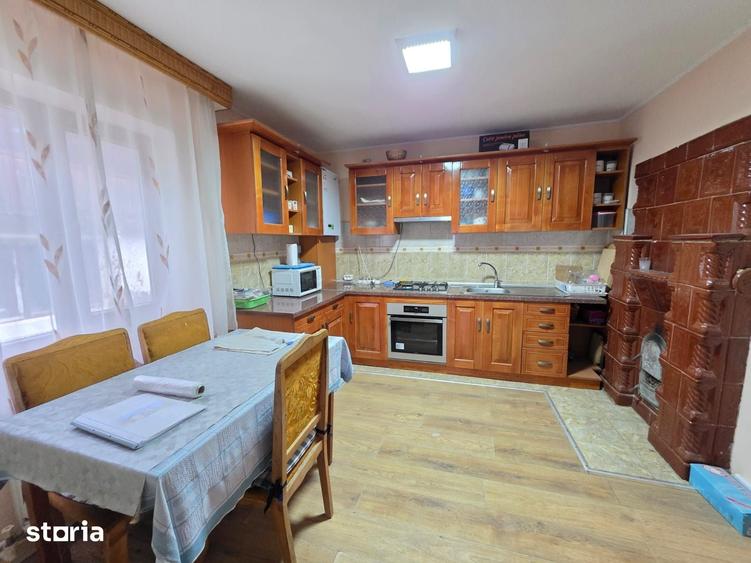 Casă cu 4 camere cu Teren 2400 Mp în Central