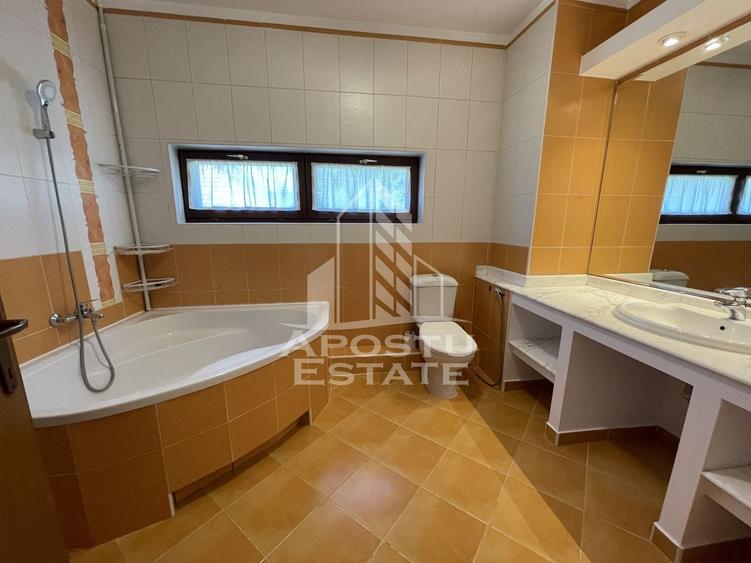 Casă individuală cu 5 camere cu Canalizare în Lipovei