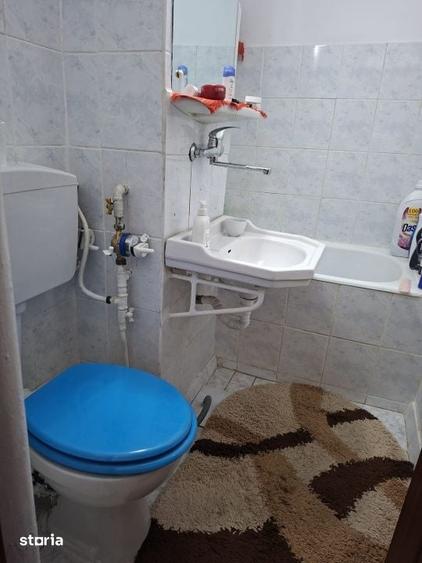 Apartament cu 2 camere semidecomandat în Craiovița Nouă