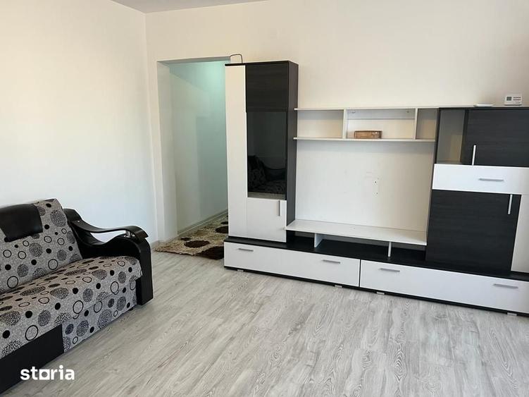Apartament cu 3 camere semidecomandat în Micro 5