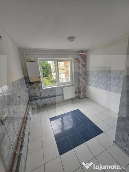 Apartament cu 3 camere semidecomandat în Ciucului