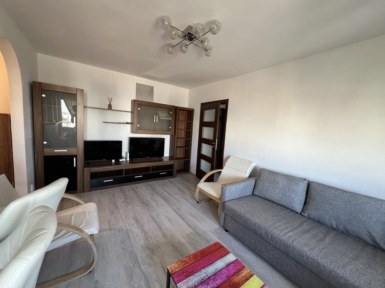 Apartament cu 2 camere semidecomandat, mobilat în 1 Mai