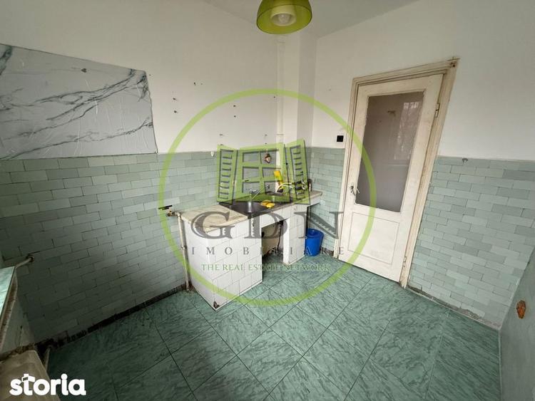 Apartament cu 3 camere semidecomandat în Rovine