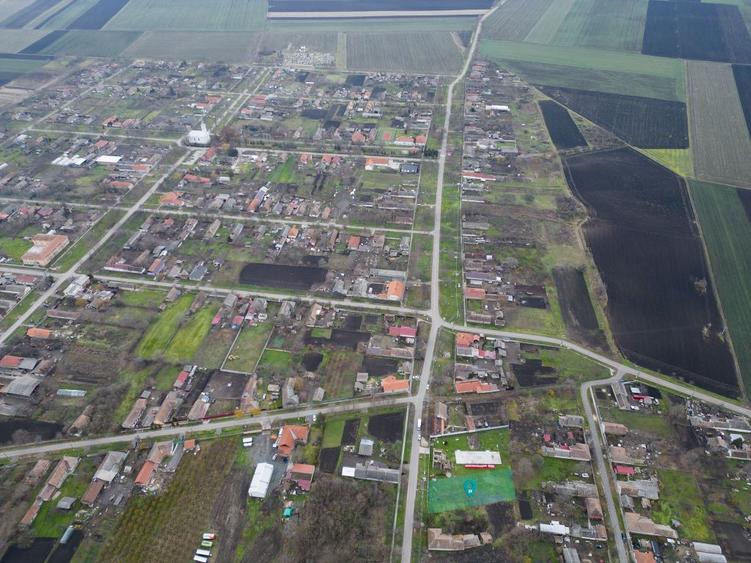 Teren de 1432 mp, în Peregu Mic