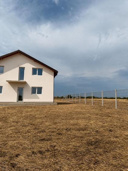 Casă cu 4 camere în Piscu