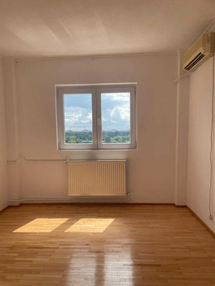 Apartament cu 3 camere semidecomandat în Tineretului