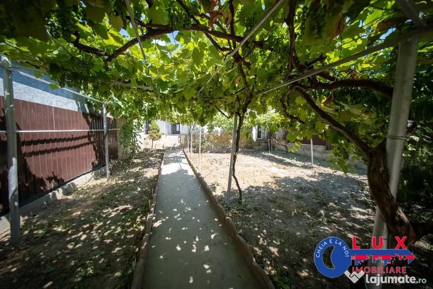Casă cu 2 camere cu Teren 295 Mp în Babadag