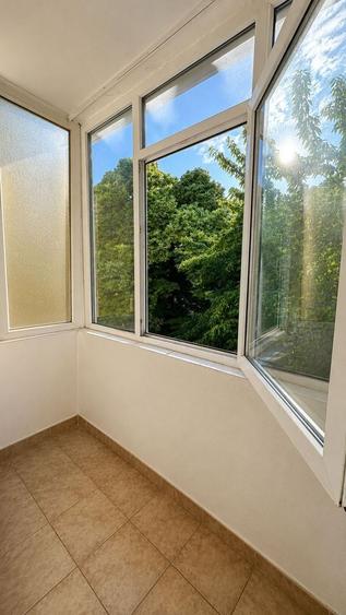 Apartament cu 3 camere semidecomandat în Km 4-5
