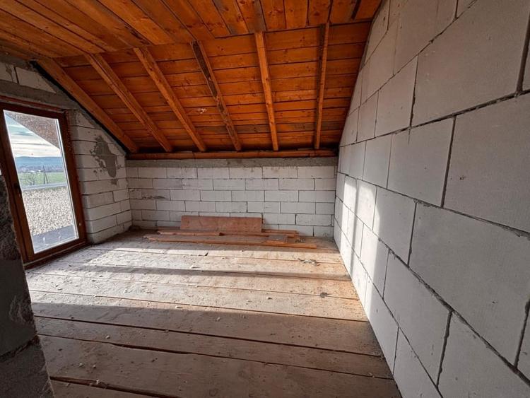 Casă individuală cu 5 camere cu Canalizare în Sud