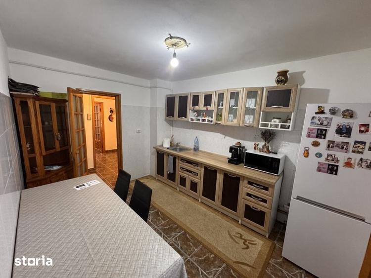 Apartament cu 3 camere decomandat în Craiovița Nouă