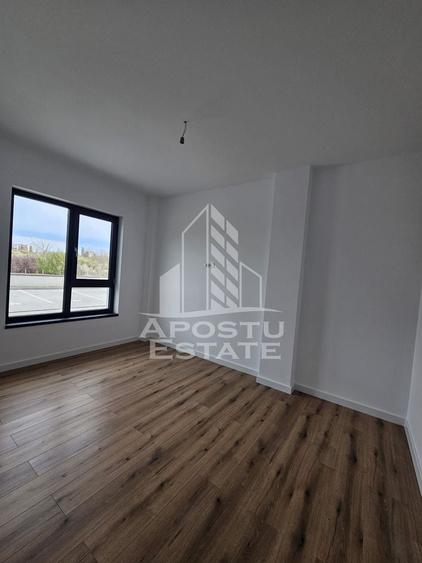 Apartament cu 3 camere semidecomandat în Torontalului