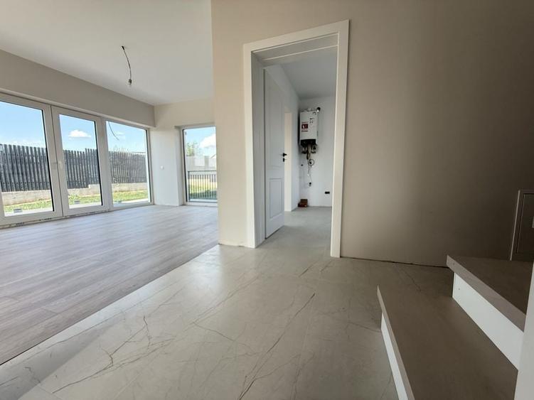 Casă cu 4 camere în Valea Adâncă