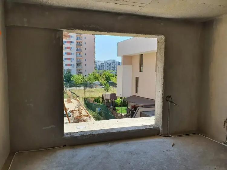Apartament cu 4 camere decomandat în Titan
