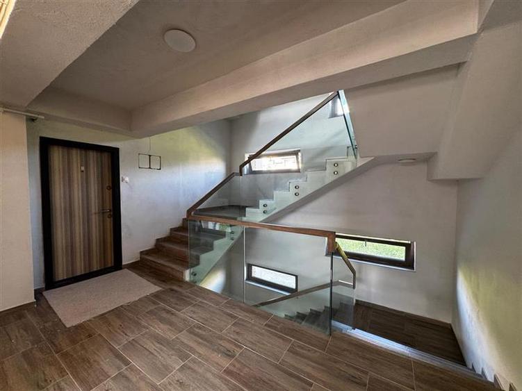 Apartament cu 3 camere semidecomandat, mobilat în Borhanci