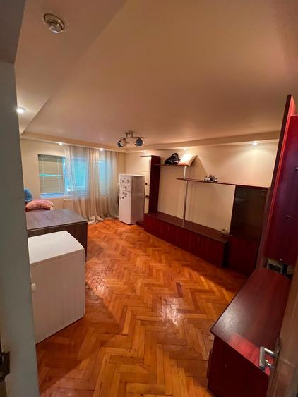 Apartament cu 3 camere decomandat în Steaua