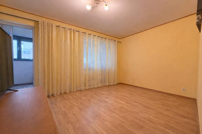 Apartament cu 3 camere semidecomandat în Iancului