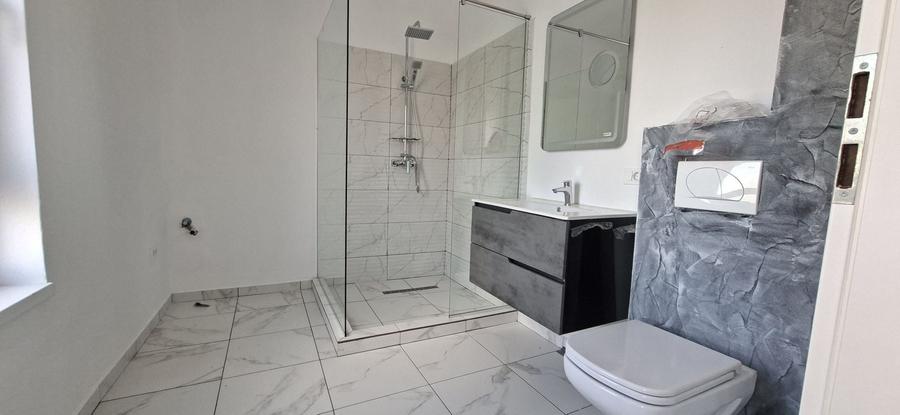 Casă individuală cu 5 camere cu Canalizare în Aradului