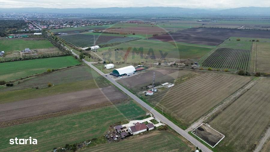 Teren de 1800 mp, în Vânători