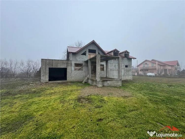 Casă cu 4 camere cu Teren 2000 Mp în Rădulești