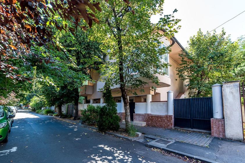 Casă individuală cu 5 camere cu Canalizare în Ultracentral