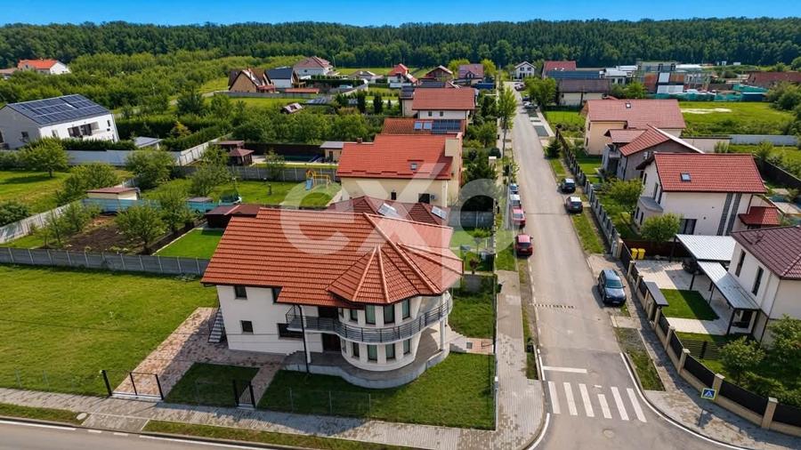 Casă individuală cu 8 camere cu Teren 930 Mp în Dumbrăvița