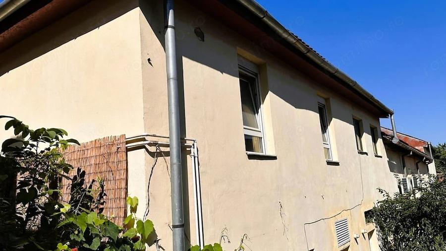 Apartament cu 3 camere decomandat în Orașul de Jos