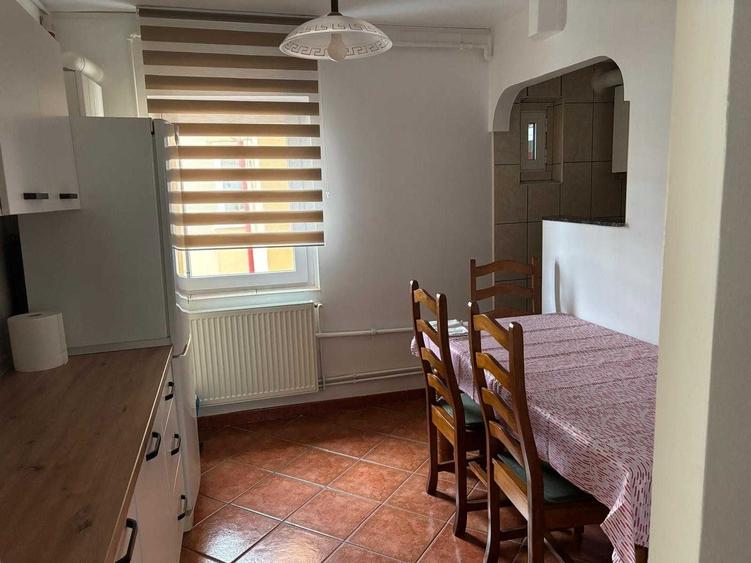 Apartament cu 3 camere decomandat în Răcădău