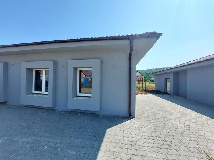 Duplex cu 3 camere cu Canalizare în Exterior Est