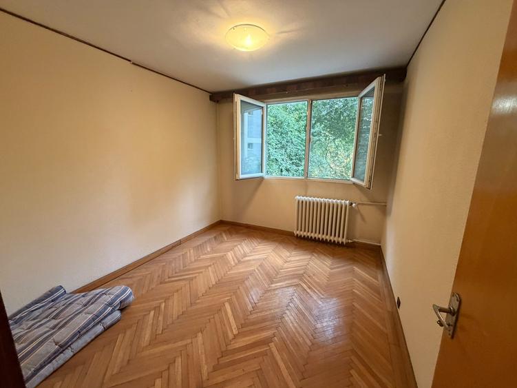Apartament cu 4 camere decomandat în Titan