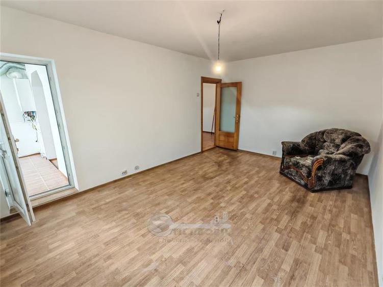 Apartament cu 3 camere decomandat în Nicolina